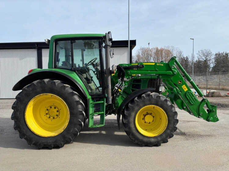 2007 John Deere 6430 Premium Tractor with front loader and front lift - Image 9