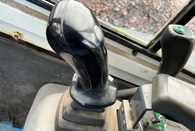 2004 Kubota KX61-3 mit 4 Schaufeln - Image 11