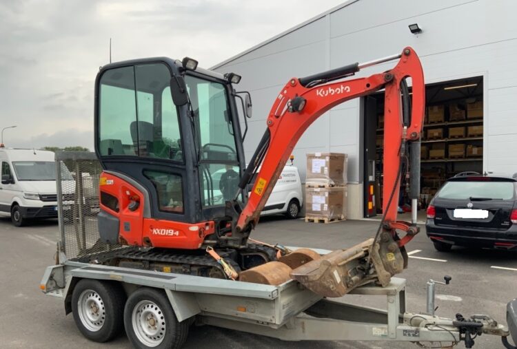 2015 Kubota KX019-4 mit Anbaugeräten und Anhänger - Image 49