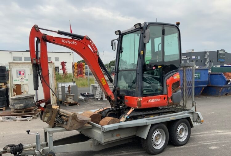 2015 Kubota KX019-4 mit Anbaugeräten und Anhänger - Image 47