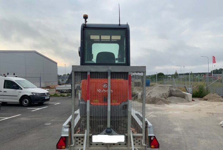 2015 Kubota KX019-4 mit Anbaugeräten und Anhänger - Image 46
