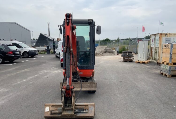 2015 Kubota KX019-4 mit Anbaugeräten und Anhänger - Image 34