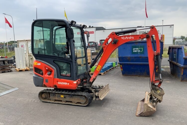 2015 Kubota KX019-4 mit Anbaugeräten und Anhänger
