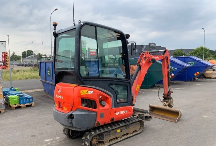 2015 Kubota KX019-4 mit Anbaugeräten und Anhänger - Image 32