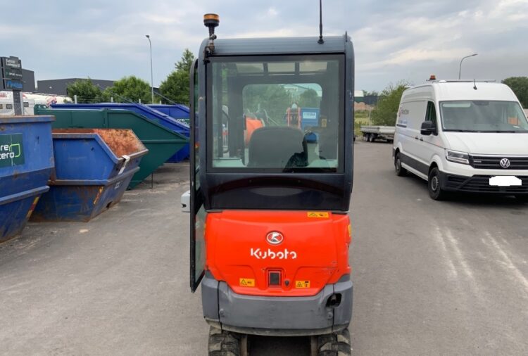 2015 Kubota KX019-4 mit Anbaugeräten und Anhänger - Image 31