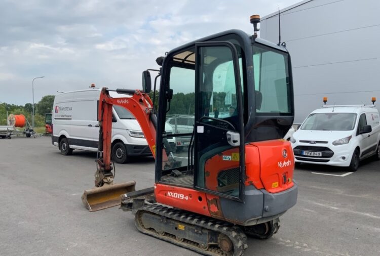 2015 Kubota KX019-4 mit Anbaugeräten und Anhänger - Image 30