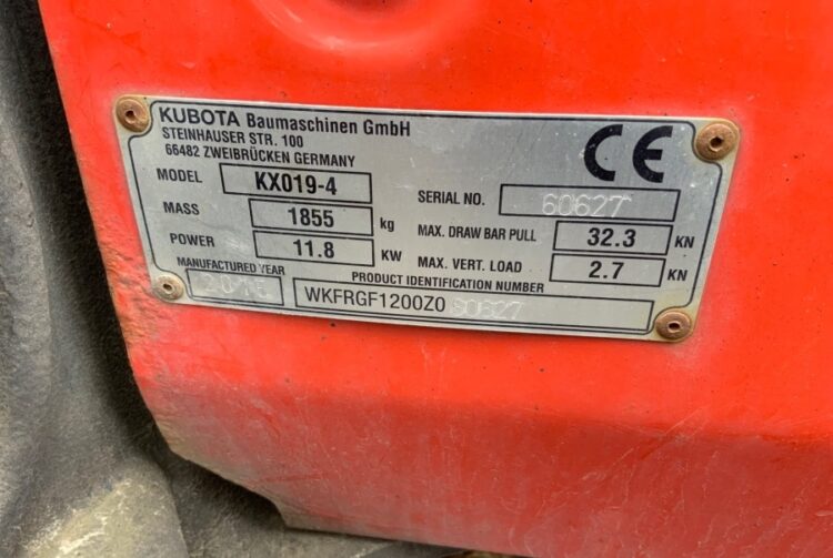2015 Kubota KX019-4 mit Anbaugeräten und Anhänger - Image 29