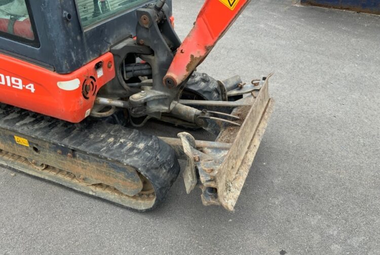 2015 Kubota KX019-4 mit Anbaugeräten und Anhänger - Image 24