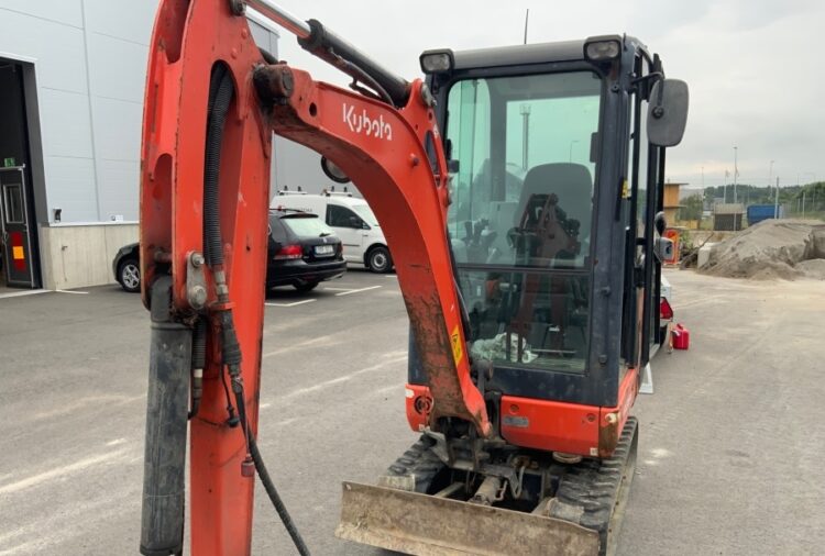 2015 Kubota KX019-4 mit Anbaugeräten und Anhänger - Image 19